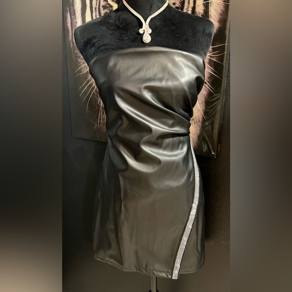 🖤🖤Asymmetrical Hem Faux Leather Strapless Dress🖤🖤SZ M 🖤NWOT - Picture 3 of 14